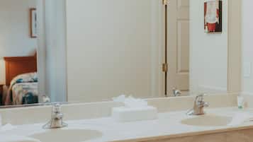 Suite, 1 cama King size, para no fumadores, refrigerador y microondas | Baño | Tina con regadera, amenidades de baño gratuitas, secadora de cabello