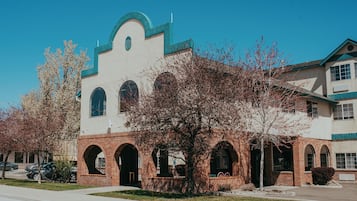 Vista frontal de la propiedad