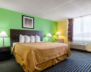 Desk, iron/ironing board, free cribs/infant beds, rollaway beds - Quality Inn Liberal (Liberal)