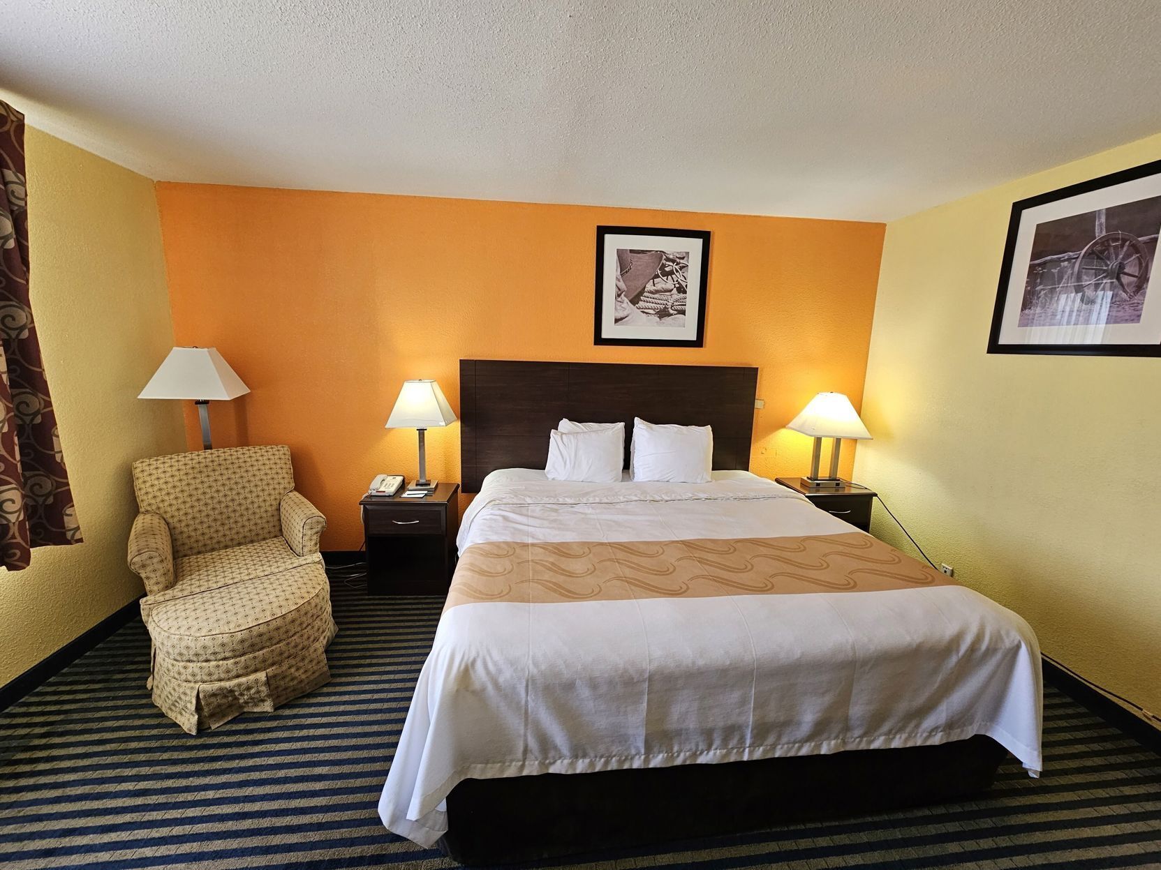 Skrivbord, strykjärn/strykbräda, gratis barnsängar och extrasängar