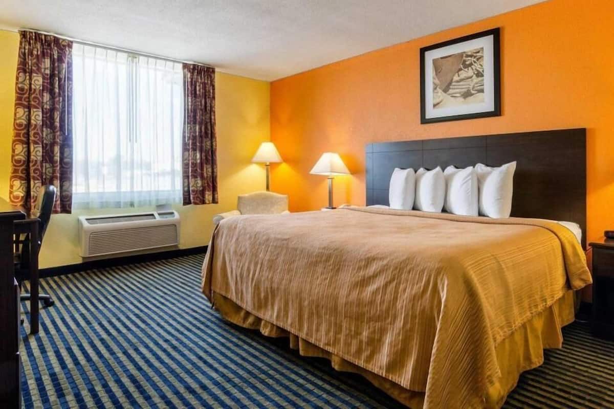 Schreibtisch, Bügeleisen/Bügelbrett, kostenlose Babybetten