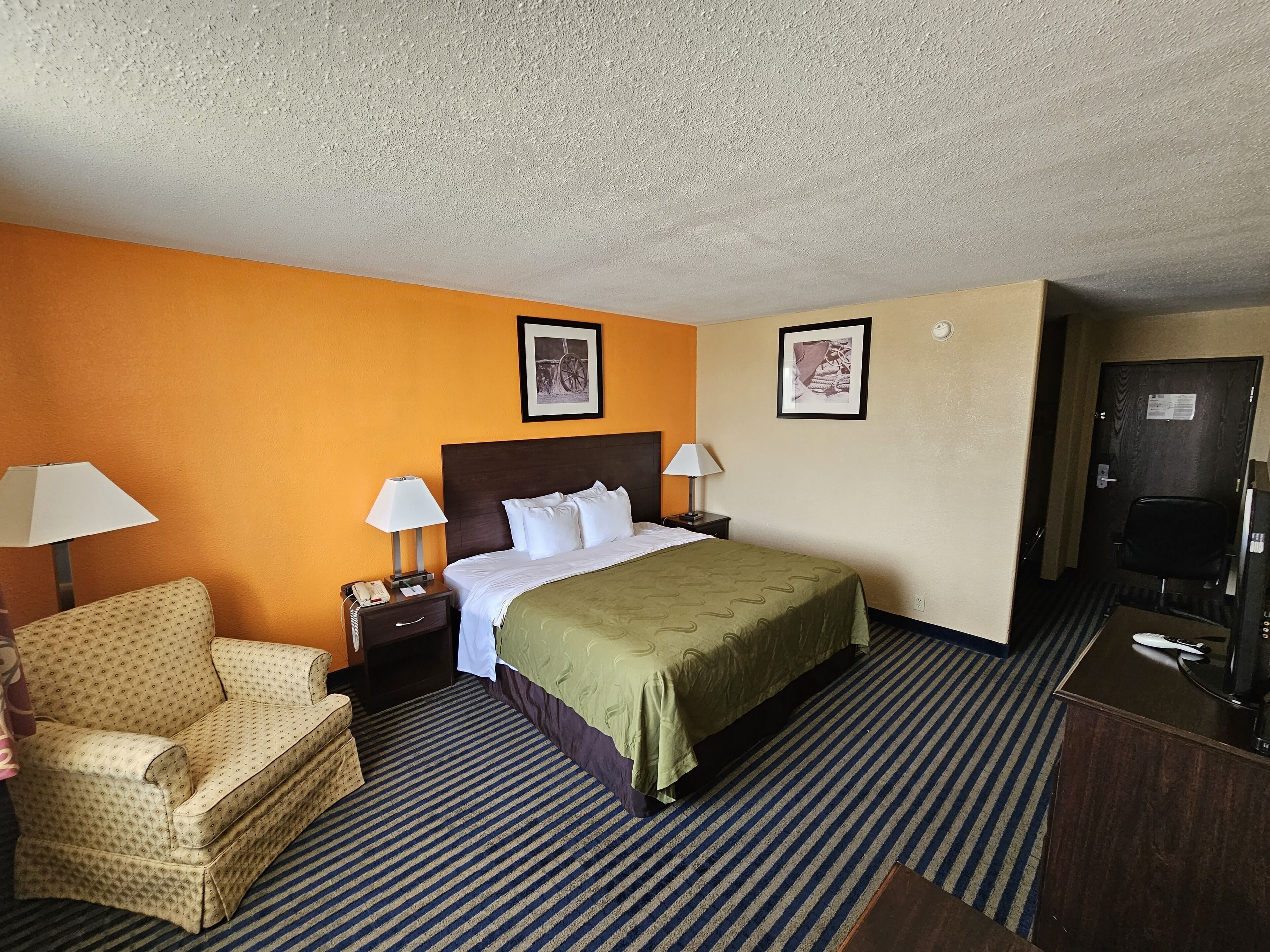 Skrivbord, strykjärn/strykbräda, gratis barnsängar och extrasängar