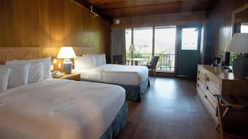 Habitación, balcón, vista al lago | Tabla de planchar con plancha, wifi gratis y ropa de cama