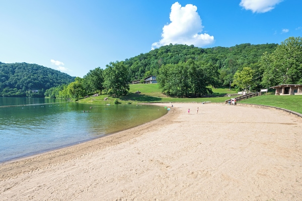 Ubicación a pie de playa, vóley playa, kayak y paseos en lancha motora