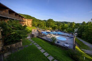 Piscina externa, guarda-sóis, espreguiçadeiras