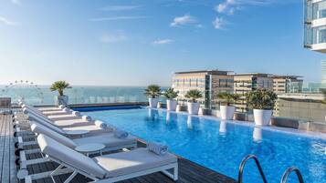 Piscine extérieure, chaises longues