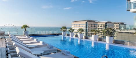 Piscina externa, espreguiçadeiras