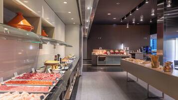 Petit déjeuner buffet (14 EUR par personne)