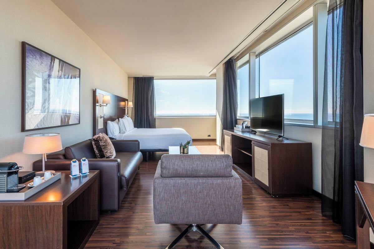 Suite | In-room safe, desk, laptop workspace, free cots/infant beds