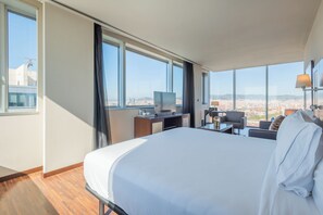 Suite | ตู้นิรภัยในห้องพัก, โต๊ะทำงาน, พื้นที่ทำงานแบบใช้แล็ปท็อป