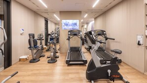 A gym with treadmills, elliptical machines, and stationary bikes. - Leonardo Royal Hotel Barcelona Forum (Barcelona)