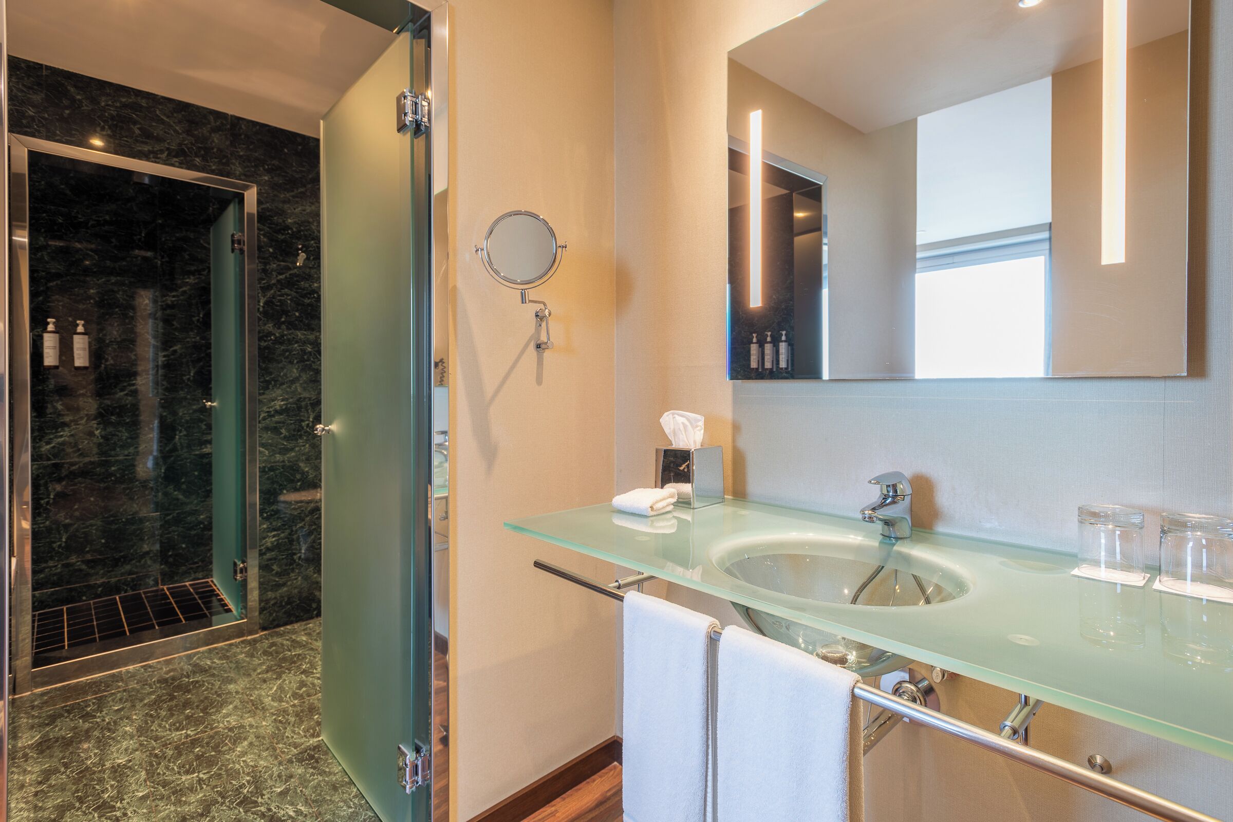 suite junior | bathroom | combined shower/bathtub, free toiletries, hair dryer, towels