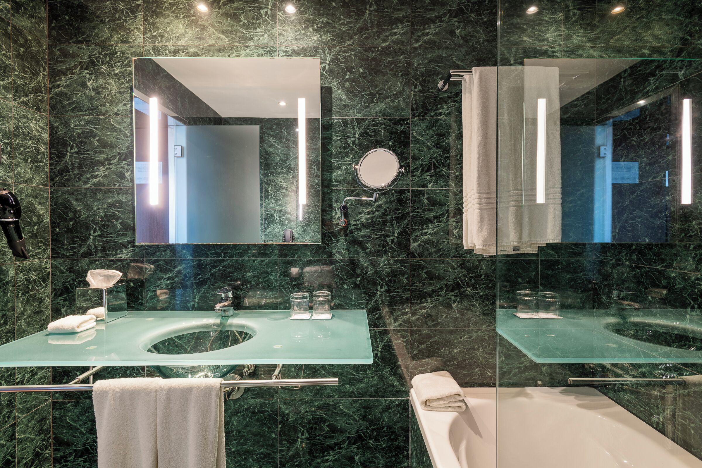 deluxe room | bathroom | combined shower/bathtub, free toiletries, hair dryer, towels