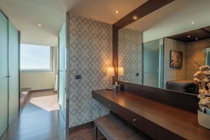 Suite | Bathroom | Combined shower/tub, free toiletries, hair dryer, towels