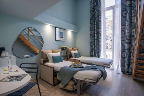 Executive Room, 1 King Bed, Non Smoking (with Two Single SofaBeds) | In-room safe, individually decorated, individually furnished, desk