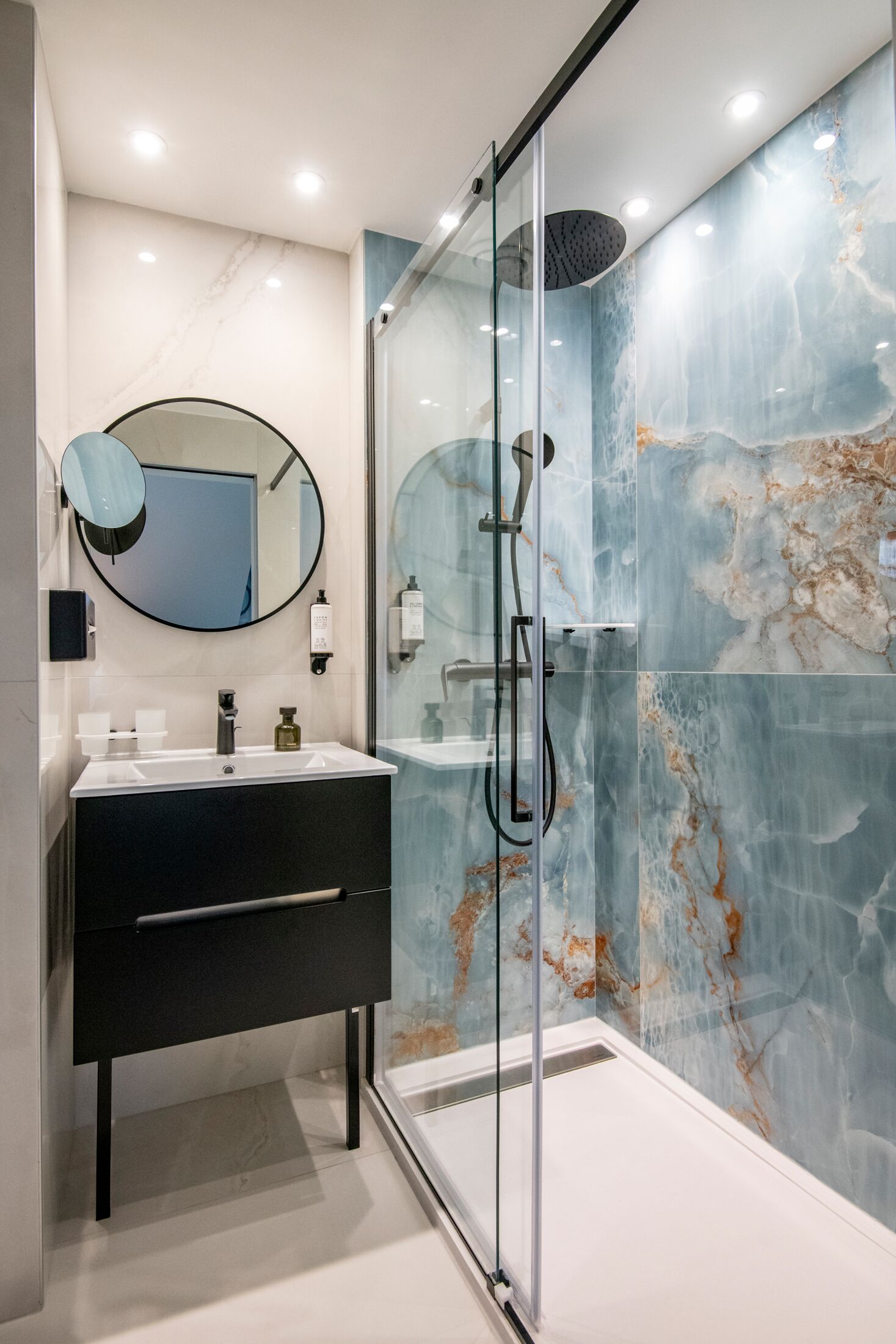 comfort room, 1 queen bed, non smoking | bathroom | combined shower/bathtub, free toiletries, hair dryer, towels