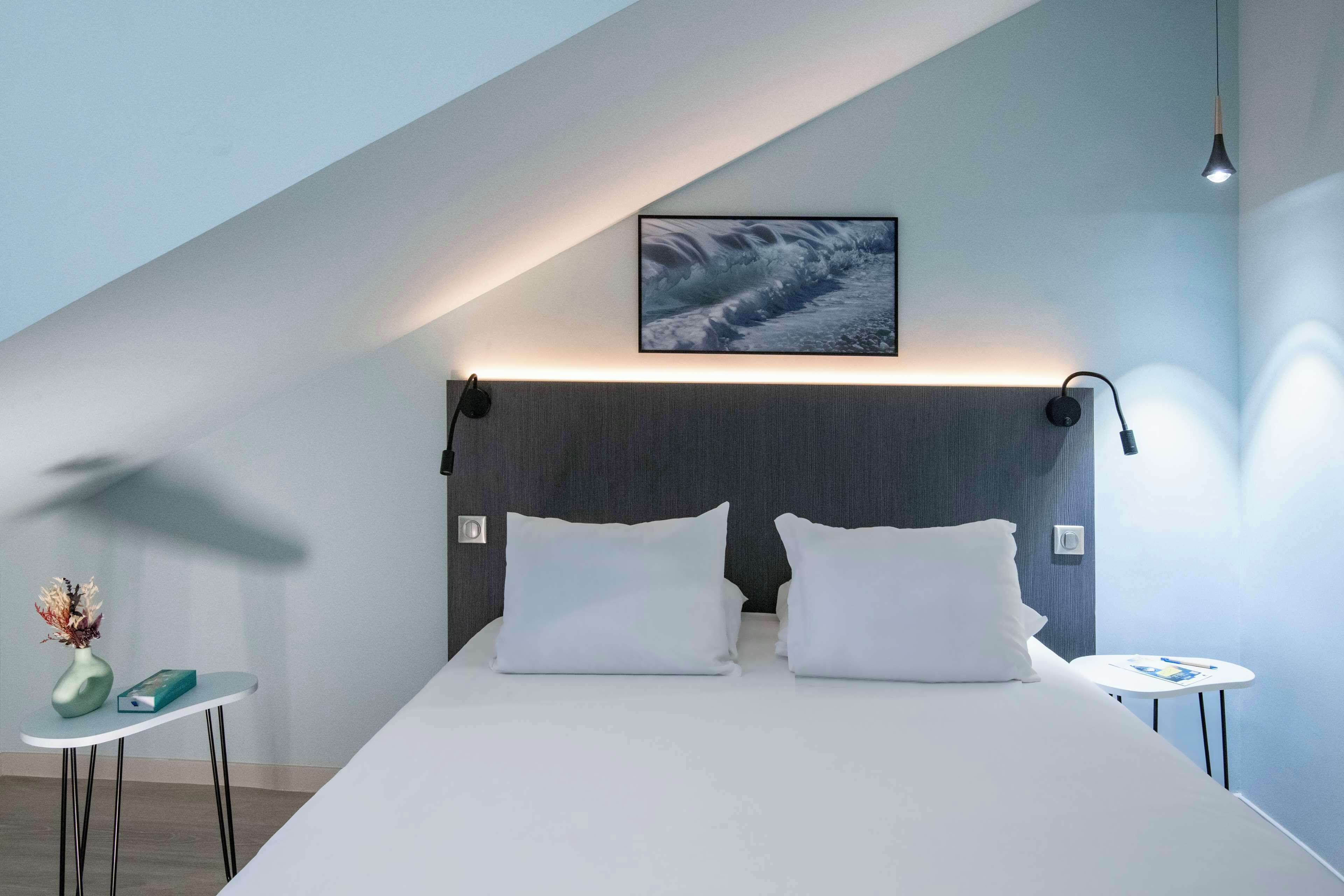 comfort room, 1 queen bed, non smoking | 1 bedroom, in-room safe, individually decorated, individually furnished