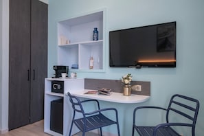 Deluxe Room, 1 Queen Bed, Non Smoking | Room amenity