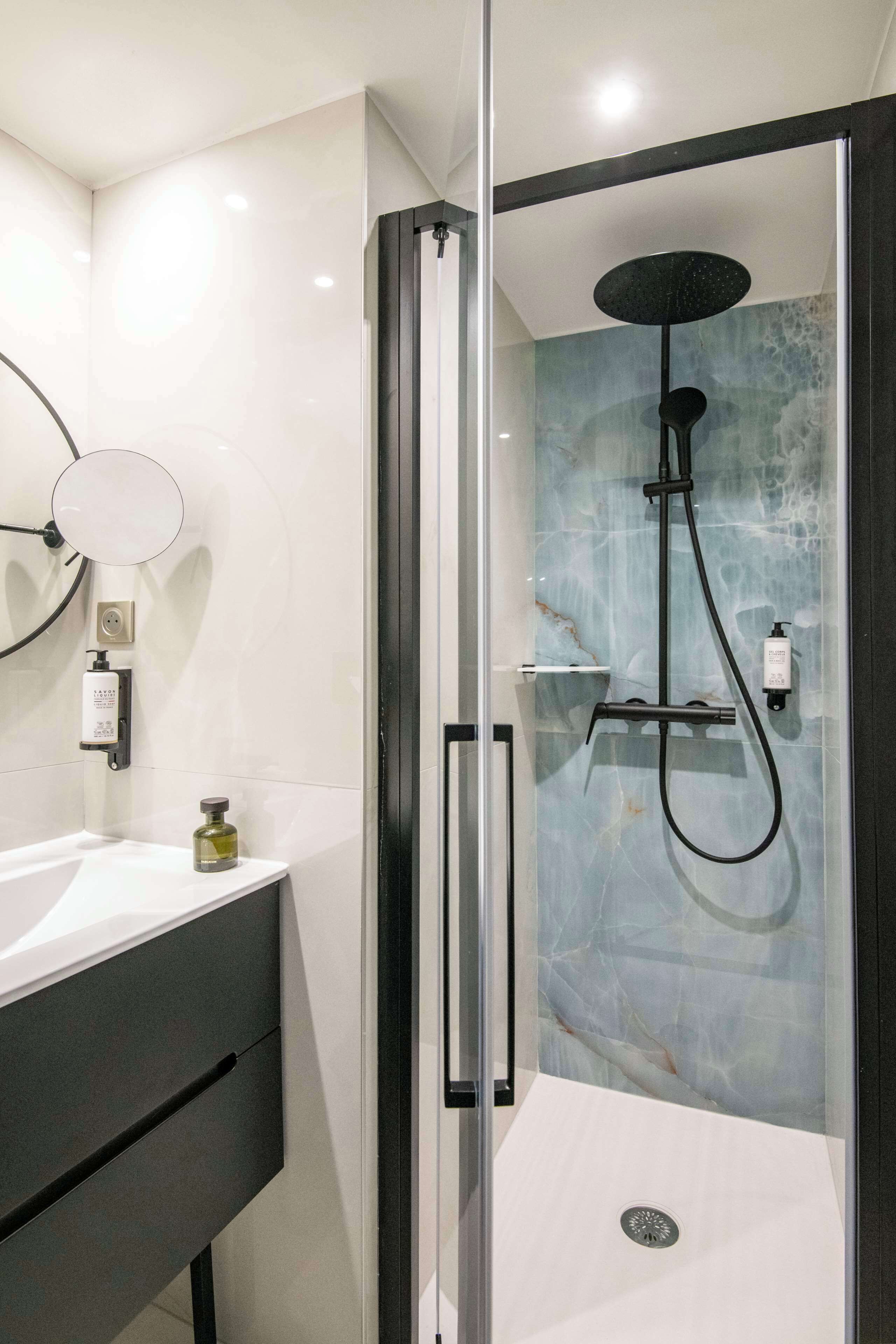 comfort room, 1 double bed, non smoking | bathroom | combined shower/bathtub, free toiletries, hair dryer, towels