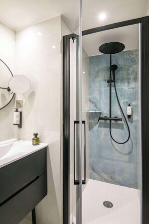 Comfort Room, 1 Double Bed, Non Smoking | Bathroom | Combined shower/bathtub, free toiletries, hair dryer, slippers