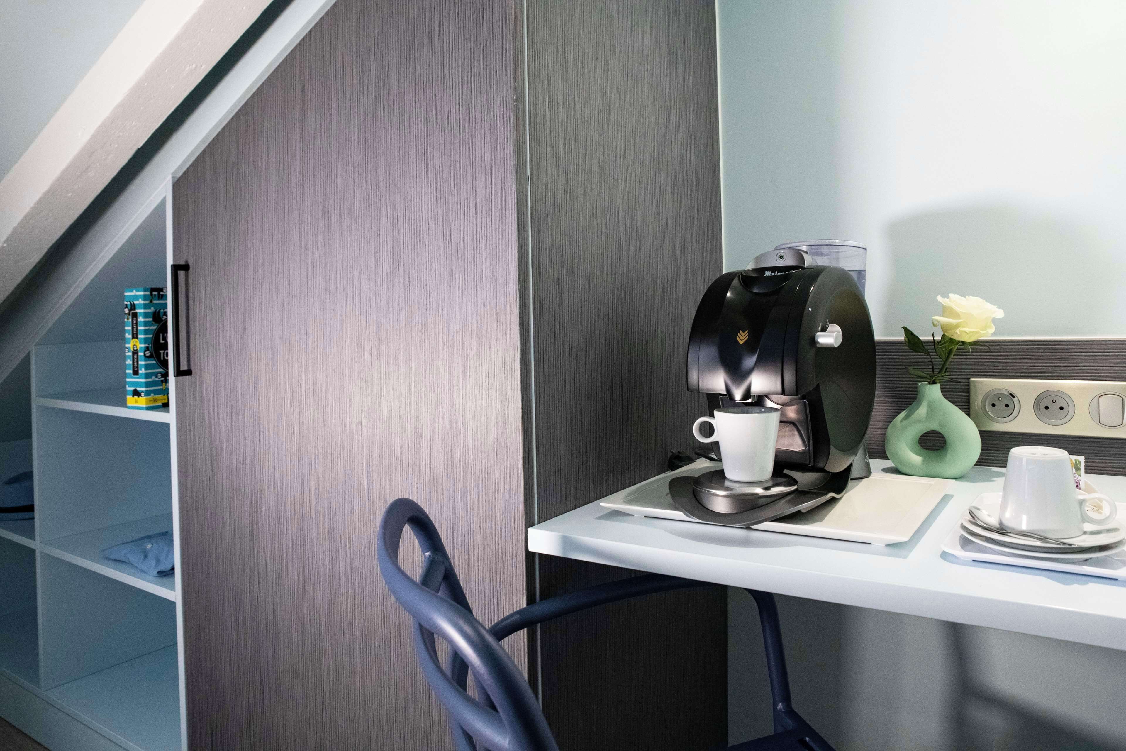 comfort room, 1 queen bed, non smoking | room amenity