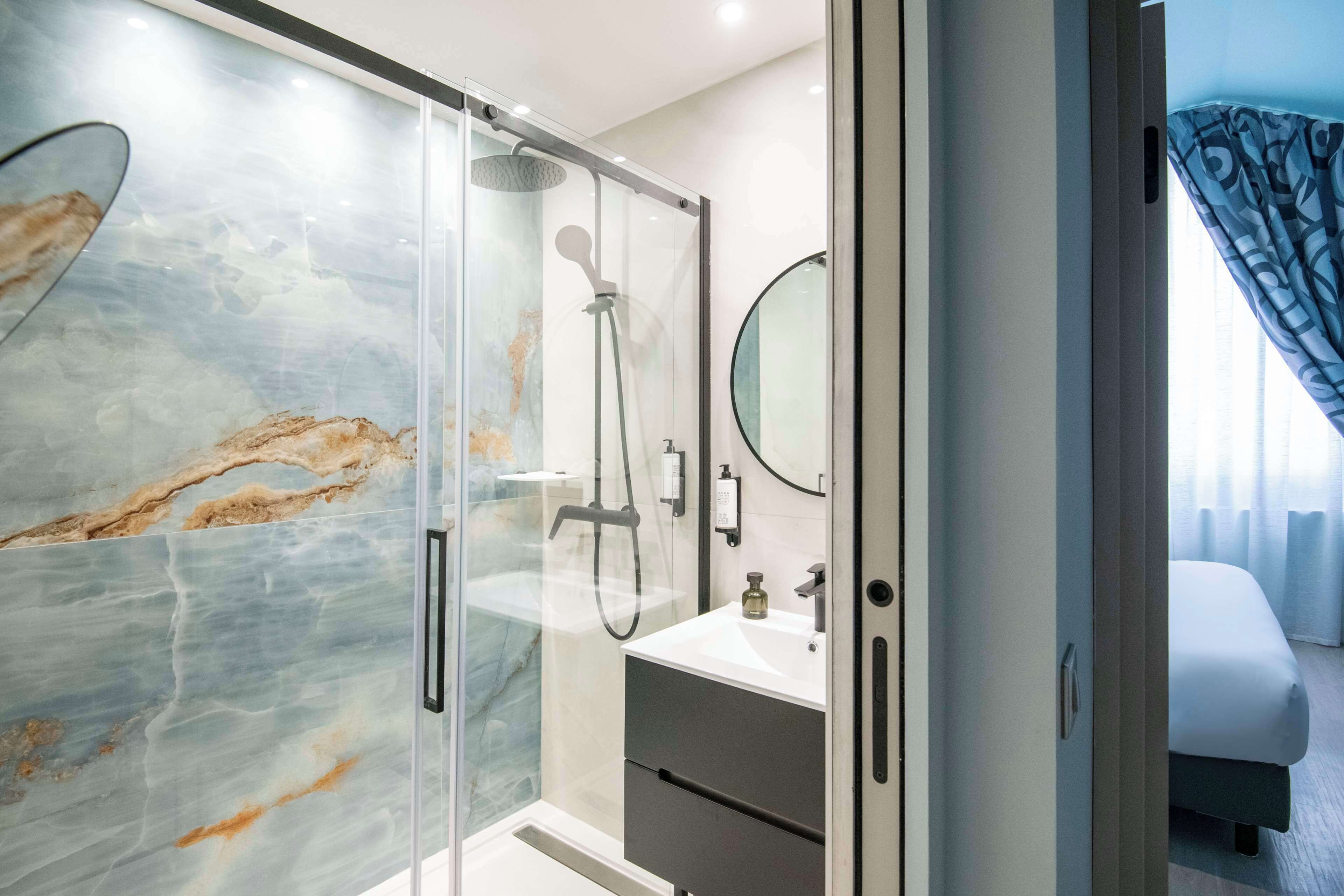 combined shower/bathtub, free toiletries, hair dryer, towels