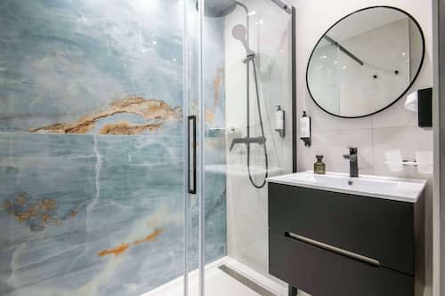 Combined shower/tub, free toiletries, hair dryer, slippers