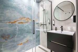 Gabungan pancuran/tab mandi, kelengkapan dandanan diri percuma 