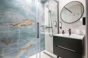 Bañera con ducha, artículos de tocador gratuitos, secador de pelo