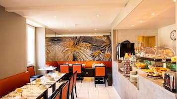 Desayuno buffet diario (EUR 15 por persona)