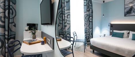 Una habitación de hotel moderna con cama, escritorio y silla.