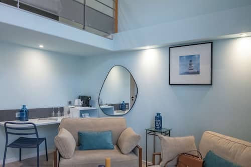 Executive Room, 1 King Bed, Non Smoking (with Two Single SofaBeds) | In-room safe, individually decorated, individually furnished, desk