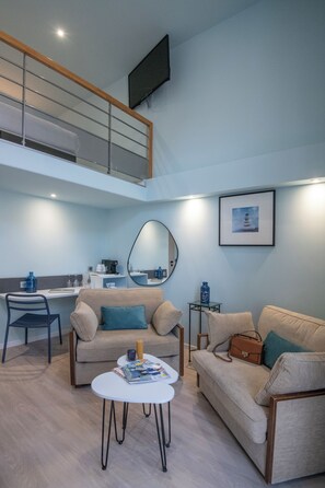 Executive-huone, 1 suuri parisänky, tupakointi kielletty (with Two Single SofaBeds) | Tallelokero huoneessa, yksilöllisesti sisustettu