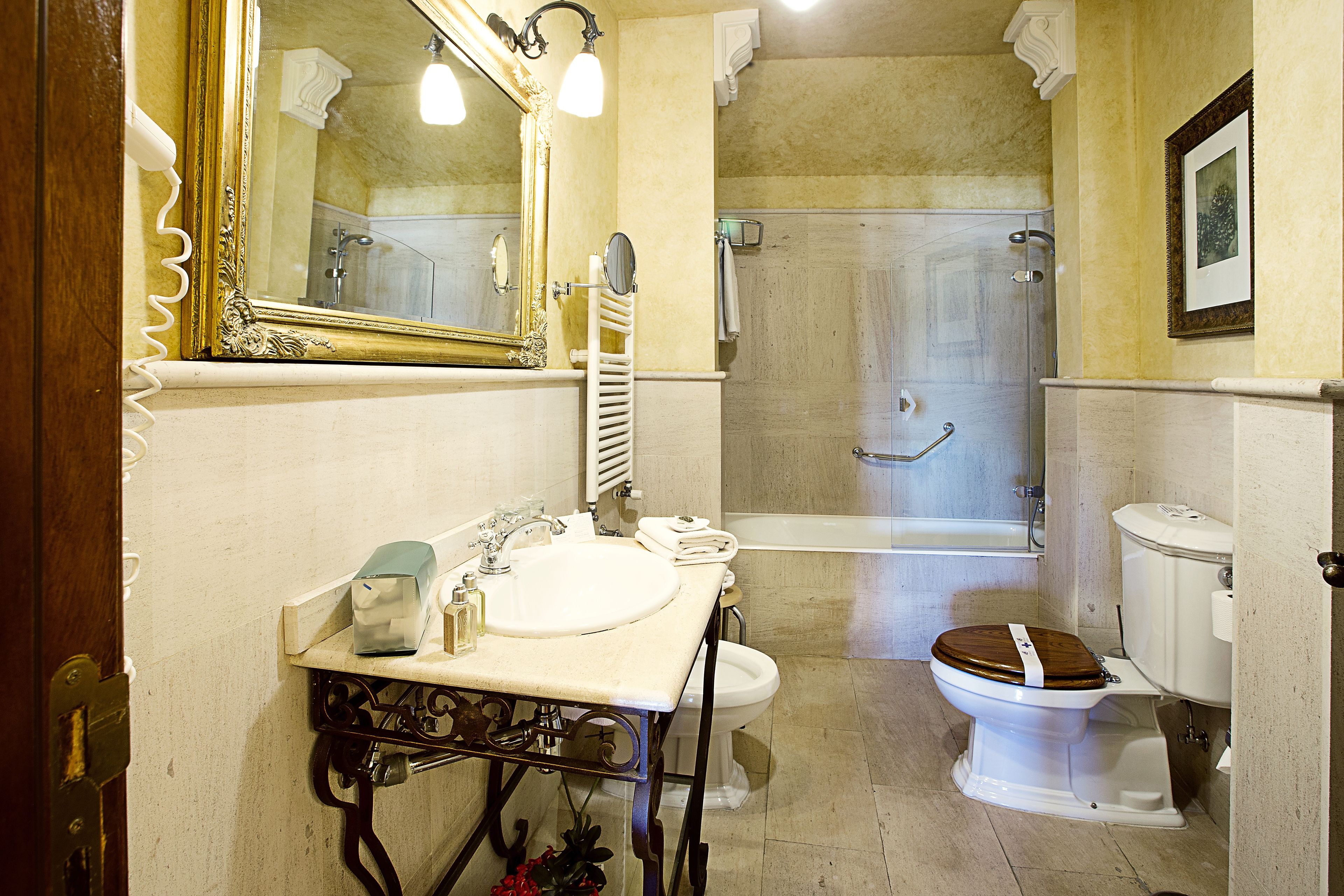 junior suite, valley view | bathroom | combined shower/bathtub, deep-soaking bathtub, rainfall showerhead