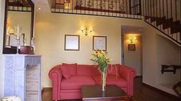 Suíte júnior, vista para o vale | Área de estar | TV LCD