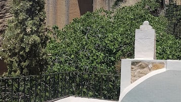Una piscina al aire libre, tumbonas