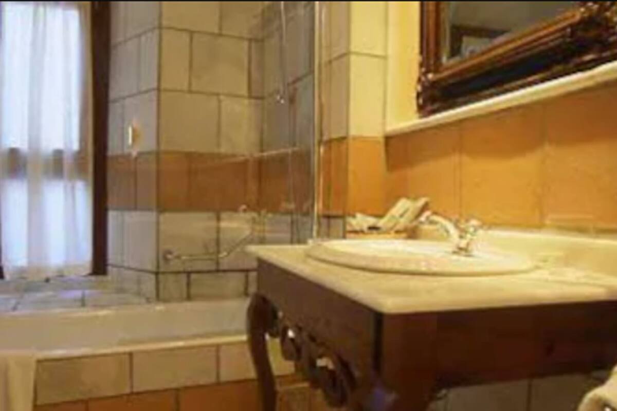 combined shower/bathtub, deep-soaking bathtub, rainfall showerhead