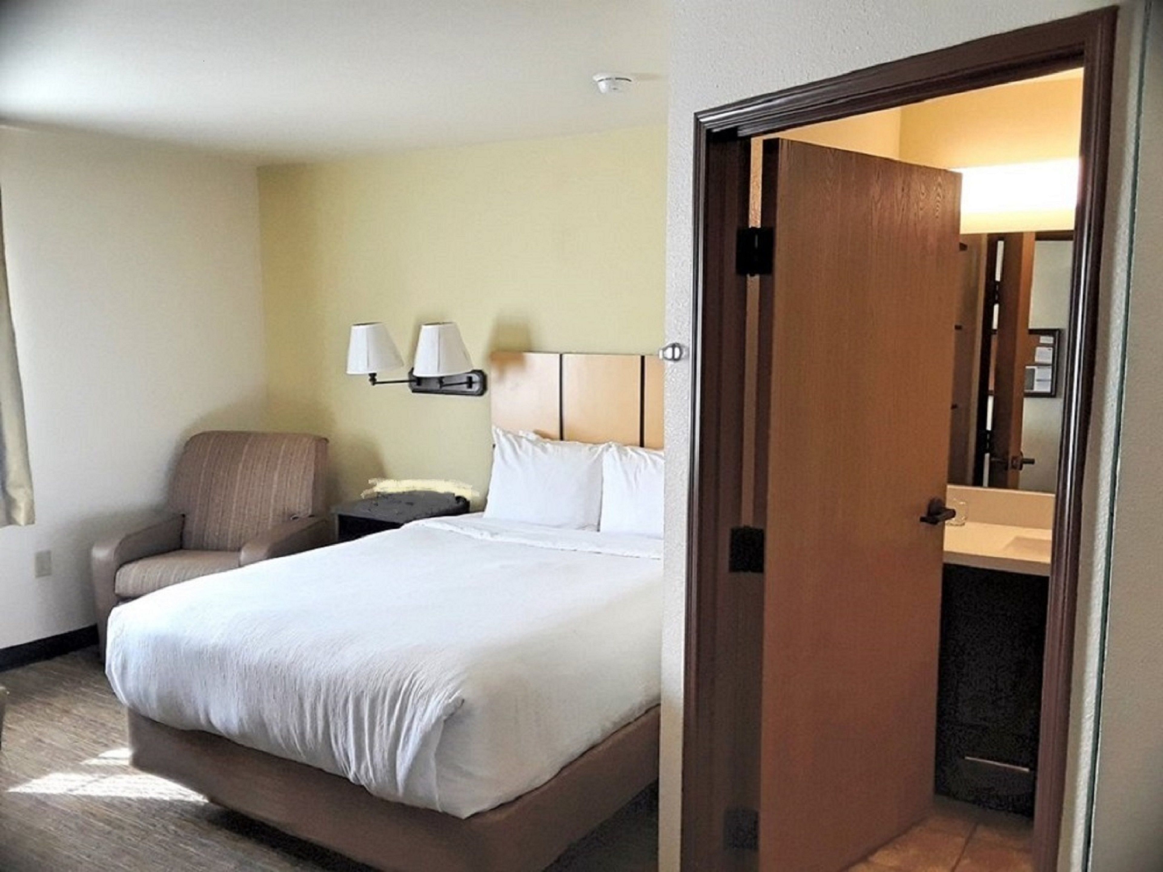 desk, free rollaway beds, free wifi, bed sheets