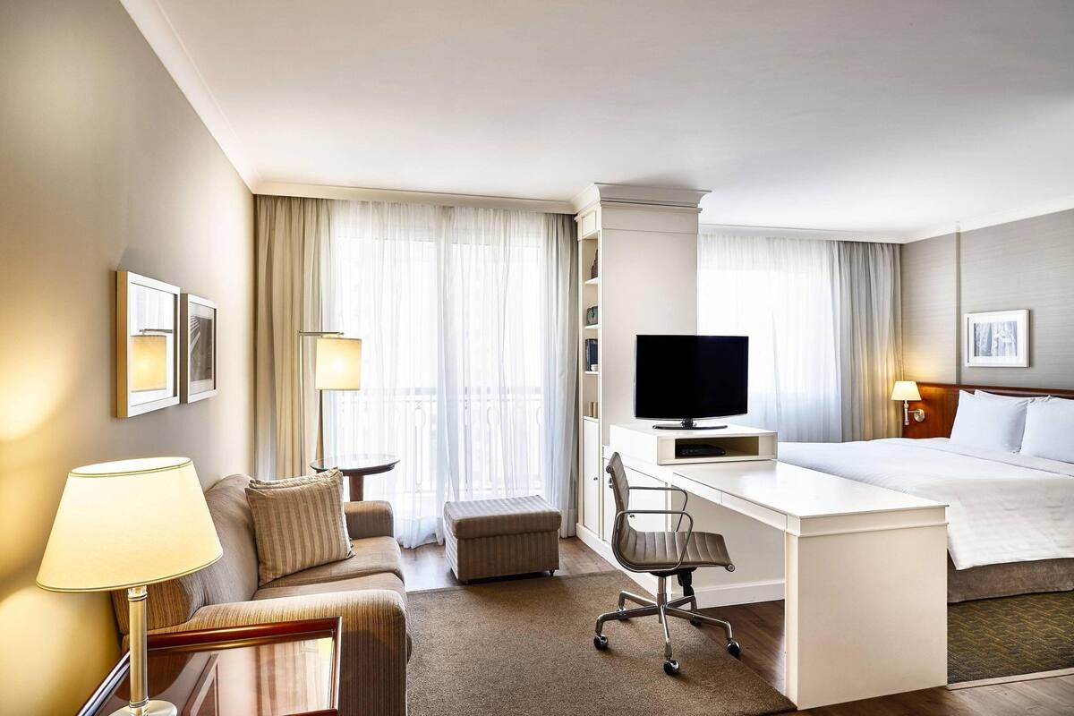 Hypo-allergenic bedding, minibar, in-room safe, desk