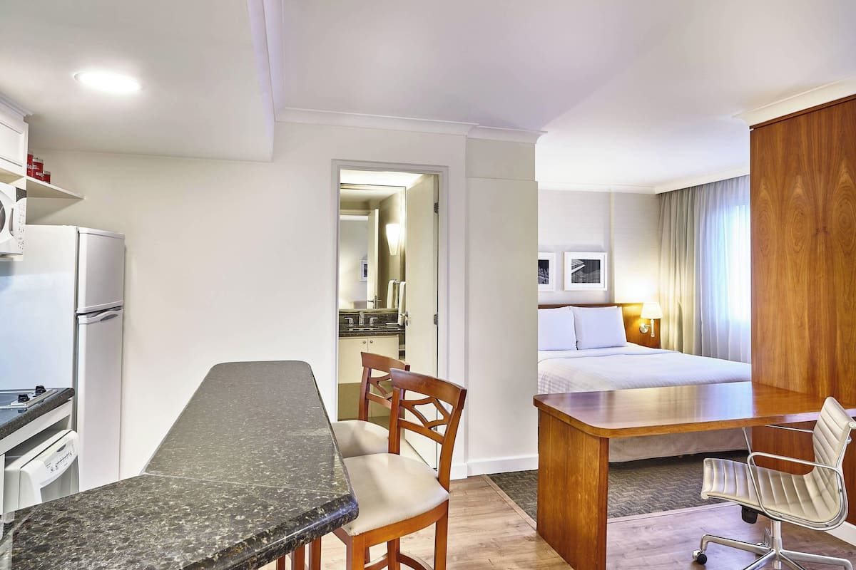 Apartemen, 1 kamar tidur, Bebas Asap Rokok, balkon | Seprai antialergi, minibar, brankas, dan meja kerja