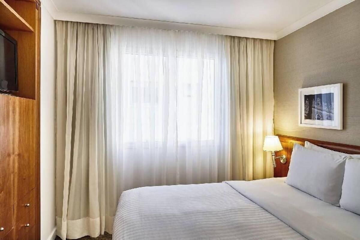 Hypo-allergenic bedding, minibar, in-room safe, desk