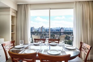 Căn hộ dành cho gia đình, 3 phòng ngủ, ban công | Bộ đồ giường kháng dị ứng, minibar, két bảo mật tại phòng, bàn 