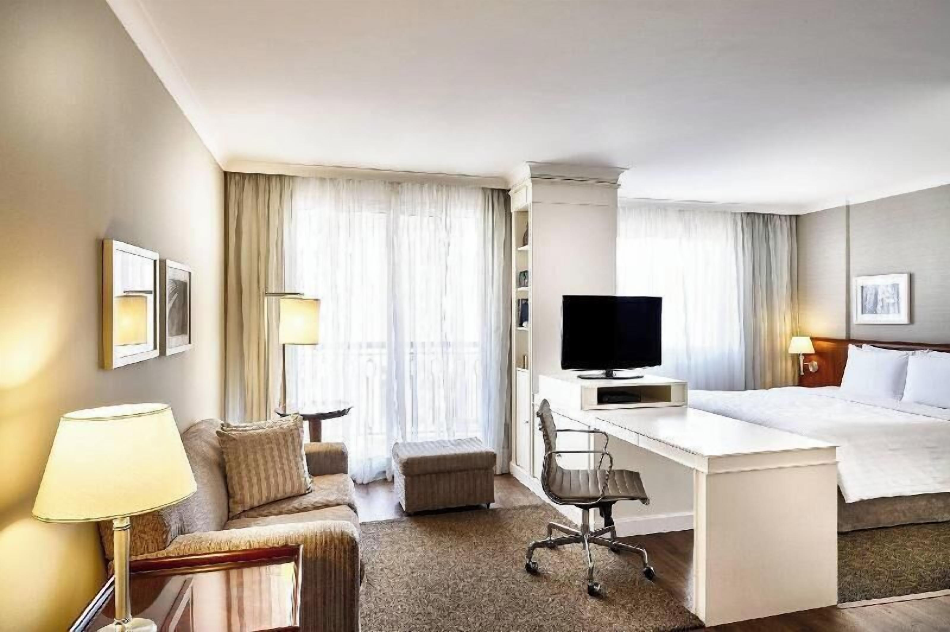 Hypo-allergenic bedding, minibar, in-room safe, desk