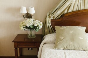 Deluxe Quadruple Room | Minibar, in-room safe, desk, soundproofing - Hotel Sonsoles Ávila (Ávila)