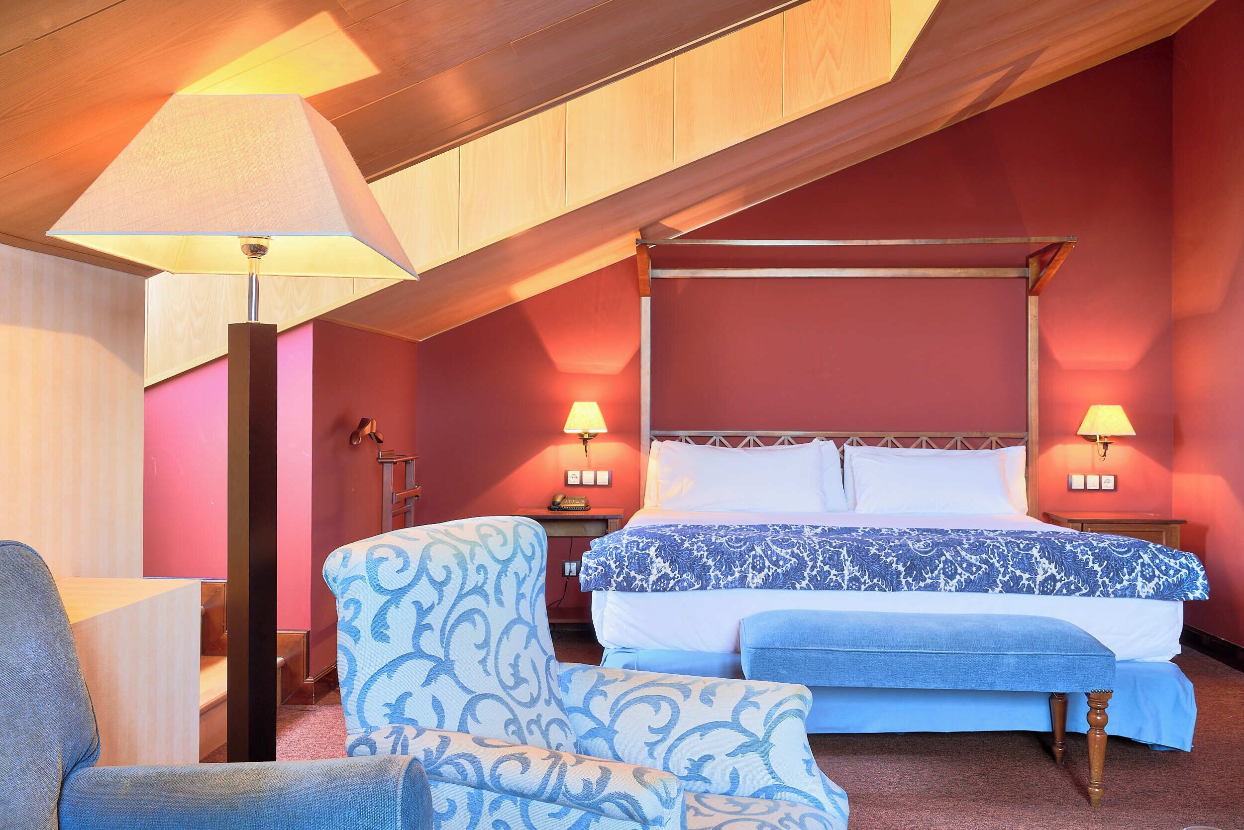 Junior kamer | Een minibar, een kluis op de kamer, een bureau, geluiddichte muren