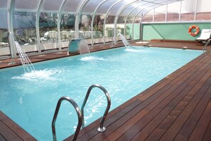 Innenpool, Außenpool (je nach Saison geöffnet), Liegestühle