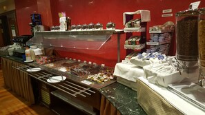 Tägliches Frühstücksbuffet (7 EUR pro Person)