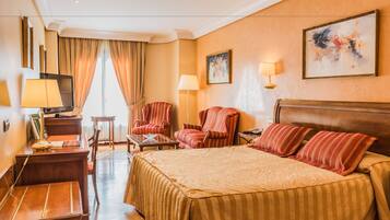 Tweepersoonskamer, voor 1 persoon | Een minibar, een kluis op de kamer, een bureau, verduisterende gordijnen