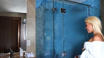 Superior Room Pool View  | Bathroom | Shower, free toiletries, hair dryer, slippers