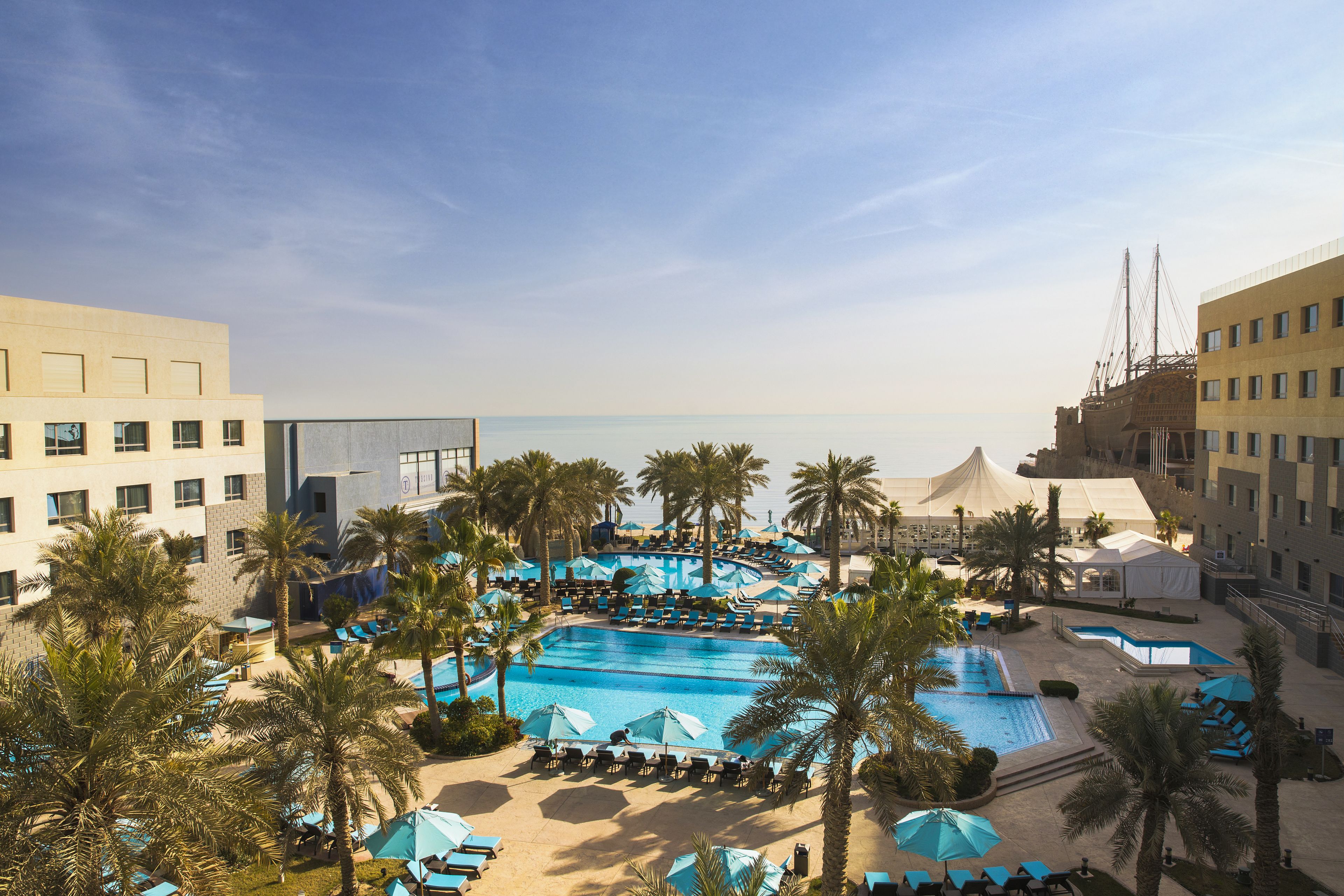 3 室外游泳池，收费帐篷屋，池畔遮阳伞